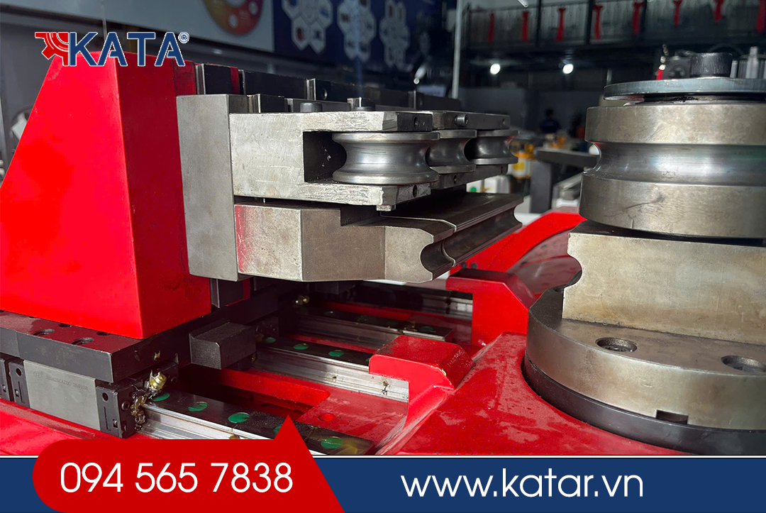 Ứng Dụng Thực Tế Của Máy Uốn Ống DW32 CNC-11A-4S-T Trong Công Nghiệp Ứng Dụng Thực Tế Của Máy Uốn Ống DW32 CNC-11A-4S-T Trong Công Nghiệp